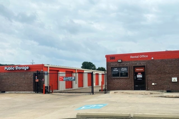 Facility photo: //images.sparefoot.com/medium/213517687b9ba957092.jpg
