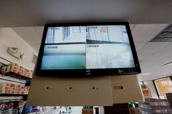 Facility photo: //images.sparefoot.com/medium/213520691b2d5d823b3.jpg