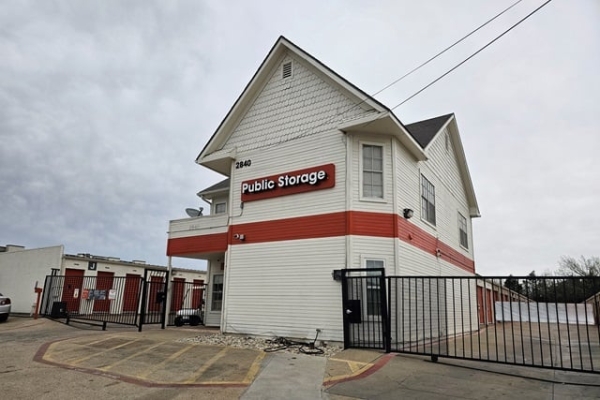Storage Units at Public Storage - Dallas - 2840 S Westmoreland Road - 2840 S Westmoreland Road