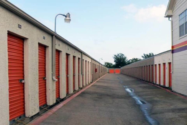 Storage Units at Public Storage - Dallas - 2840 S Westmoreland Road - 2840 S Westmoreland Road