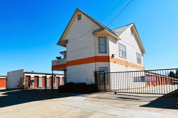 Storage Units at Public Storage - Dallas - 2840 S Westmoreland Road - 2840 S Westmoreland Road
