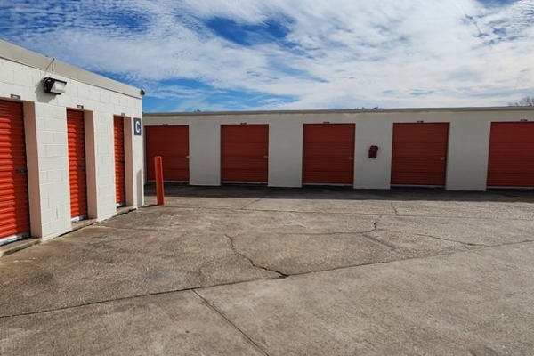 Facility photo: //images.sparefoot.com/medium/2135446884d3d8b3c9d.jpg
