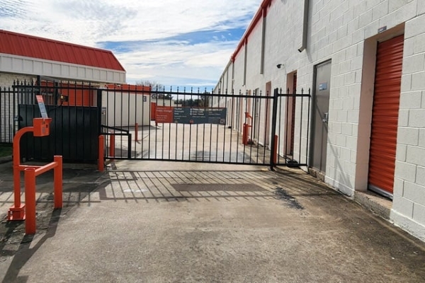 Facility photo: //images.sparefoot.com/medium/213544693ad3d48d0e8.jpg