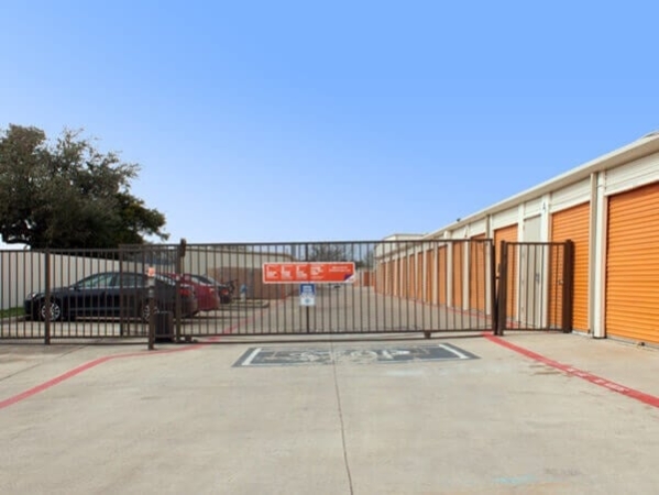 Facility photo: //images.sparefoot.com/medium/213550689b3df51b847.jpg