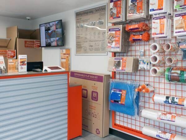 Facility photo: //images.sparefoot.com/medium/213550695a74d78bee1.jpg