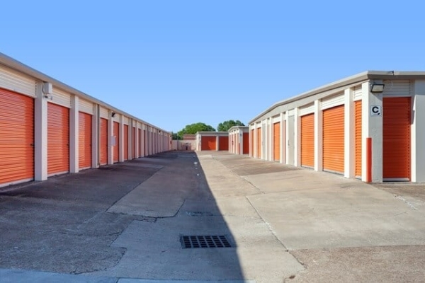 Facility photo: //images.sparefoot.com/medium/213556687b9bf4aa363.jpg
