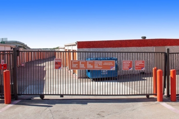Facility photo: //images.sparefoot.com/medium/21355869f89b6b71881.jpg