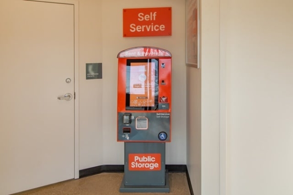 Facility photo: //images.sparefoot.com/medium/213560689b3f67e7bc9.jpg