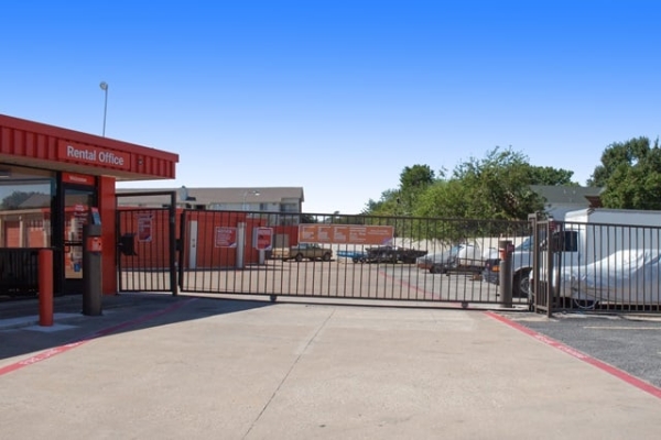 Storage Units at Public Storage - Irving - 3501 Country Club Road North - 3501 Country Club Road North