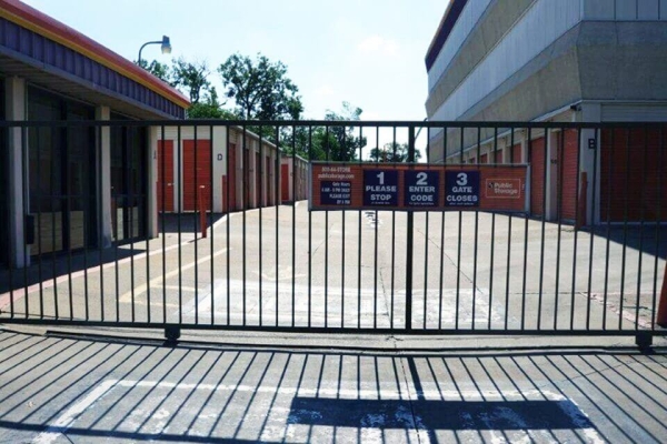 Facility photo: //images.sparefoot.com/medium/2135636920731b3054d.jpg