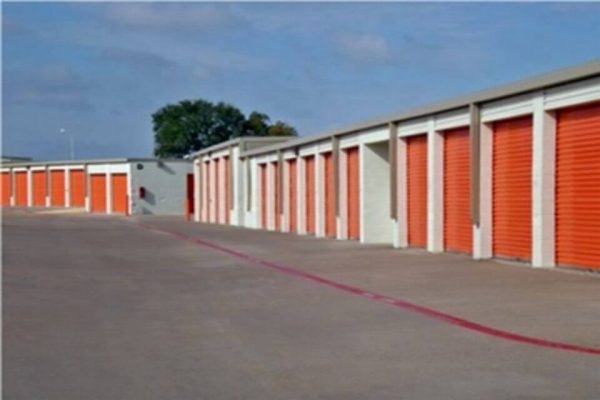 Facility photo: //images.sparefoot.com/medium/213567687f917f1f392.jpg