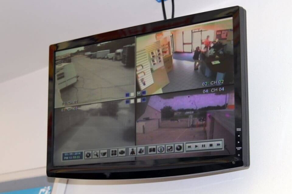 Facility photo: //images.sparefoot.com/medium/213567694e9a7d3265f.jpg