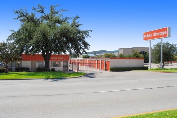 Facility photo: //images.sparefoot.com/medium/213569687656ce54382.jpg