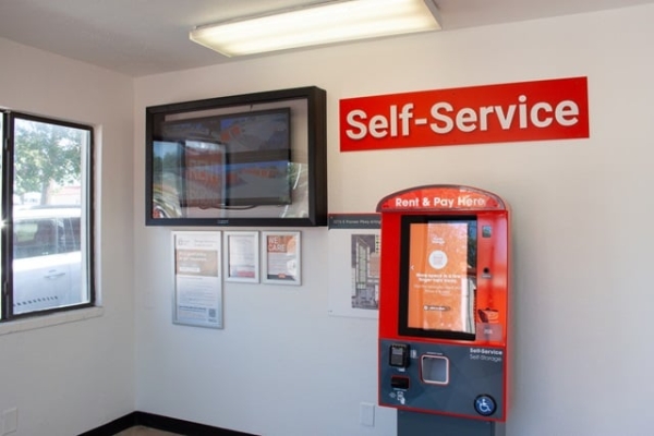 Facility photo: //images.sparefoot.com/medium/213569687656d023774.jpg
