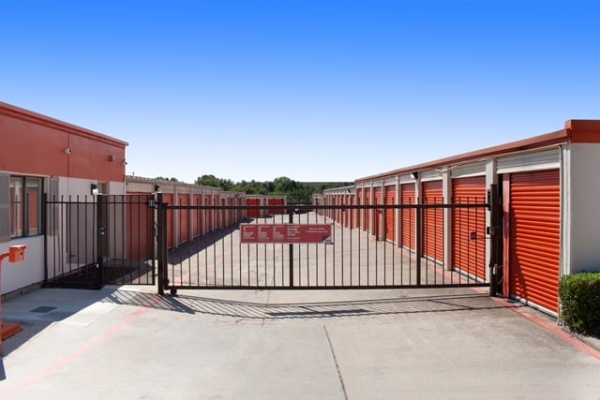 Storage Units at Public Storage - Arlington - 3216 E Pioneer Pkwy - 3216 E Pioneer Pkwy