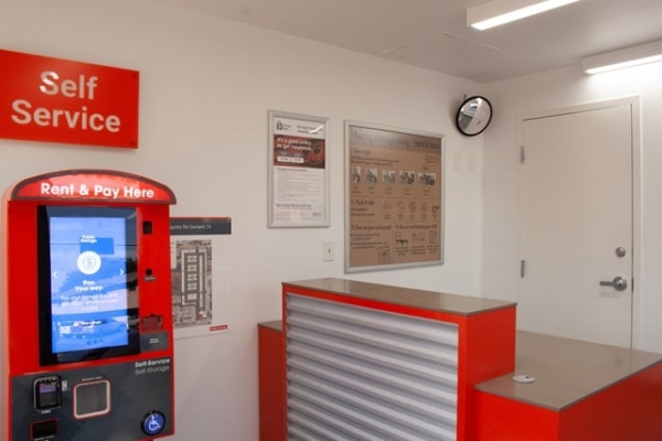 Facility photo: //images.sparefoot.com/medium/213573689b3e15f1850.jpg