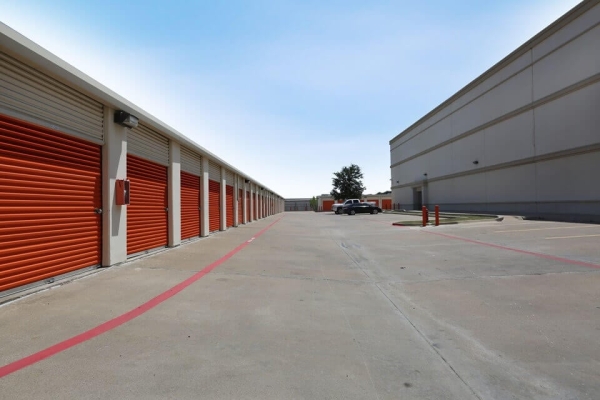 Facility photo: //images.sparefoot.com/medium/213574687a487158b6d.jpg