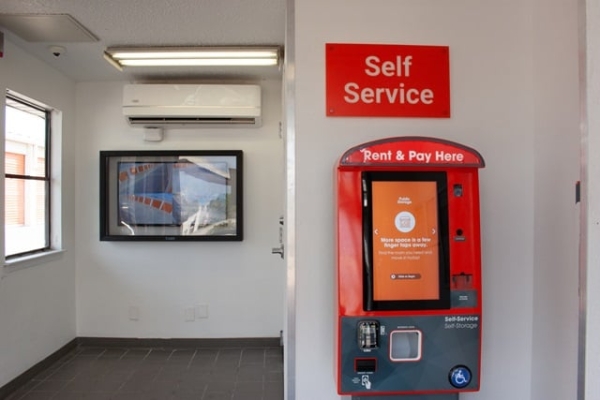 Facility photo: //images.sparefoot.com/medium/213577687e3c6ebf7b8.jpg