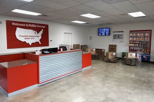 Facility photo: //images.sparefoot.com/medium/21357868f4e8b32fc5f.jpg