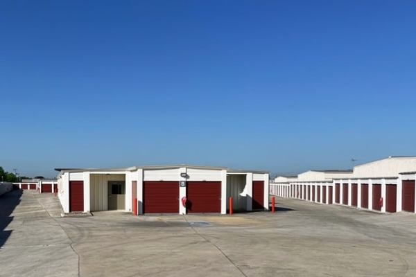 Facility photo: //images.sparefoot.com/medium/2135786a071e592bd78.jpg
