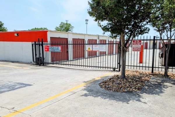 Facility photo: //images.sparefoot.com/medium/2135786a071e5b15619.jpg