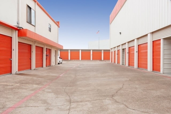 Facility photo: //images.sparefoot.com/medium/2135886884d3ee11761.jpg
