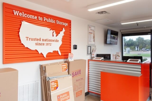 Facility photo: //images.sparefoot.com/medium/2135886a0c6677e396f.jpg