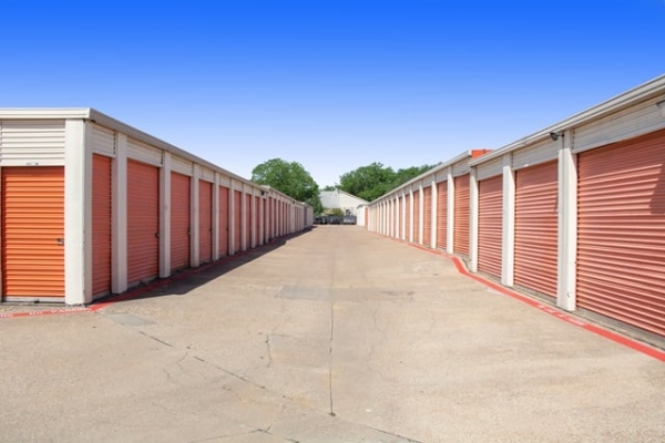 Storage Units at Public Storage - Irving - 1520 W Irving Blvd - 1520 W Irving Blvd