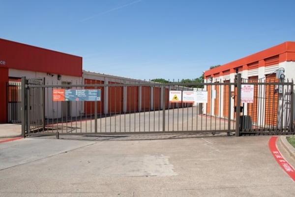 Storage Units at Public Storage - Irving - 1520 W Irving Blvd - 1520 W Irving Blvd