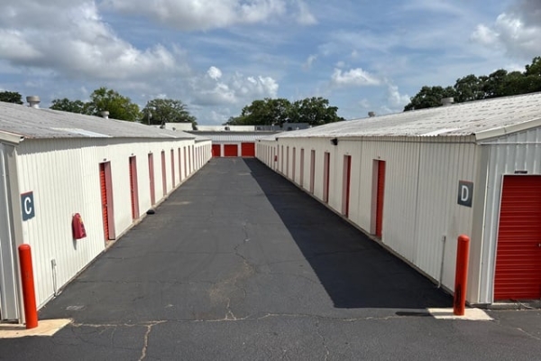 Facility photo: //images.sparefoot.com/medium/213597688a1a134b4d2.jpg