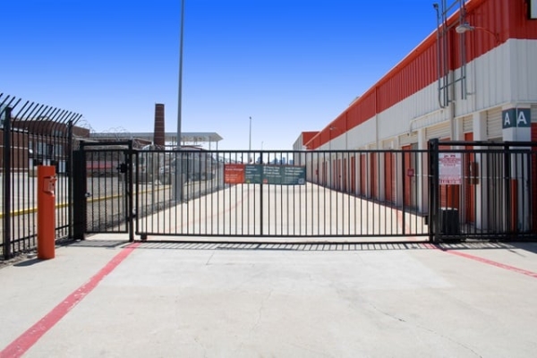 Storage Units at Public Storage - Dallas - 3550 West Mockingbird Lane - 3550 West Mockingbird Lane