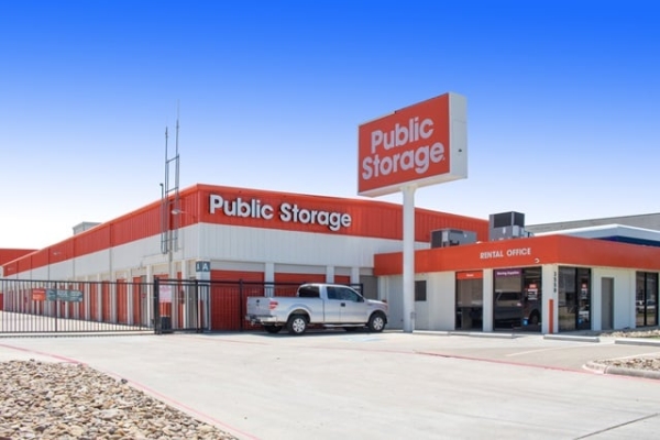 Storage Units at Public Storage - Dallas - 3550 West Mockingbird Lane - 3550 West Mockingbird Lane