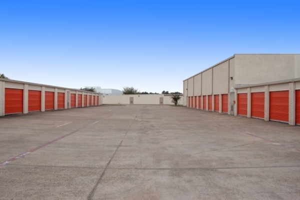Facility photo: //images.sparefoot.com/medium/2136356884d397e3004.jpg