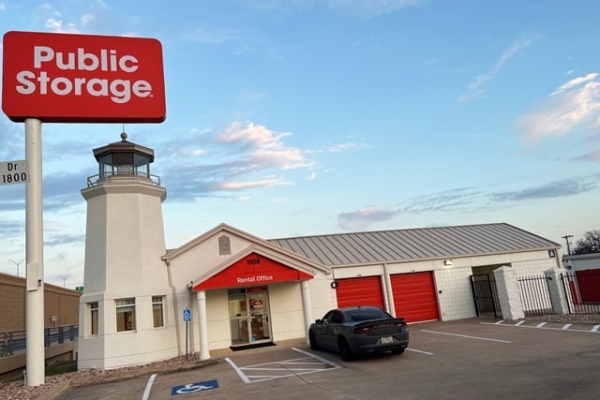 Facility photo: //images.sparefoot.com/medium/21363769440bcdc8c2c.jpg