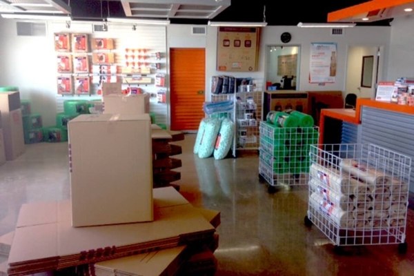 Facility photo: //images.sparefoot.com/medium/2136526877a6289f5e6.jpg