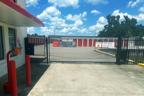 Facility photo: //images.sparefoot.com/medium/213653687ceb027b4f7.jpg