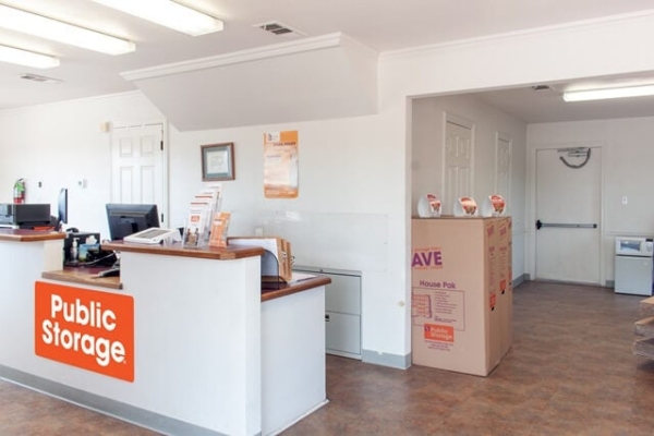 Facility photo: //images.sparefoot.com/medium/2136546985f7c647fd8.jpg