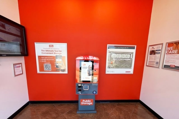 Facility photo: //images.sparefoot.com/medium/213665690cad7e9986e.jpg