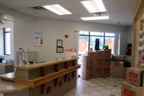 Facility photo: //images.sparefoot.com/medium/213669687e3d4ccd3b9.jpg