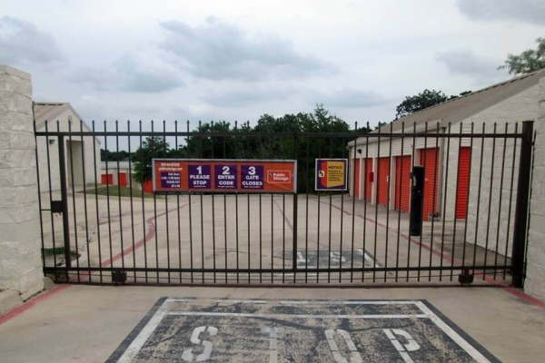 Facility photo: //images.sparefoot.com/medium/213669687e3d4db37a9.jpg