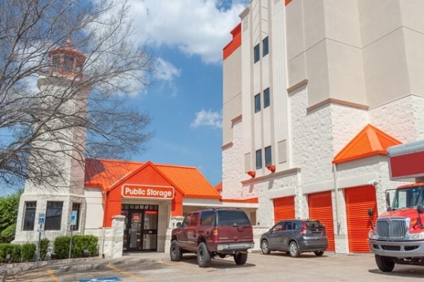 Facility photo: //images.sparefoot.com/medium/213687687a487a8ead9.jpg
