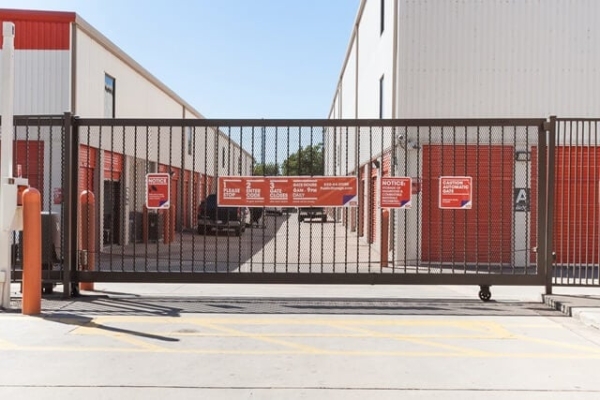 Facility photo: //images.sparefoot.com/medium/21369368af097305c60.jpg