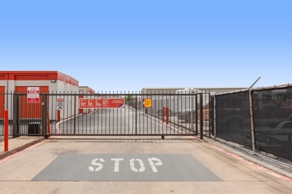Facility photo: //images.sparefoot.com/medium/213694687e3d1fbbc8b.jpg