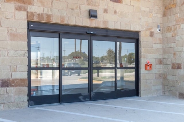 Facility photo: //images.sparefoot.com/medium/21370369e628cedc6d6.jpg