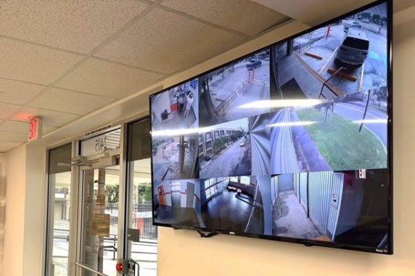 Facility photo: //images.sparefoot.com/medium/213709689c8fe4d7a84.jpg