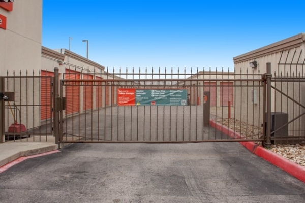 Facility photo: //images.sparefoot.com/medium/2137106956835c7b294.jpg