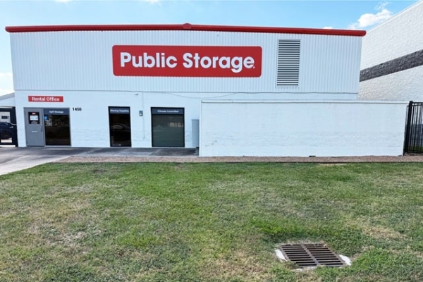 Facility photo: //images.sparefoot.com/medium/21371269f5facfe3685.jpg