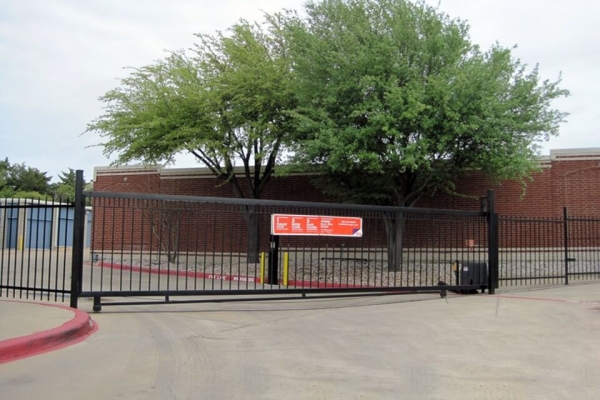 Facility photo: //images.sparefoot.com/medium/2137176878f74dd70af.jpg