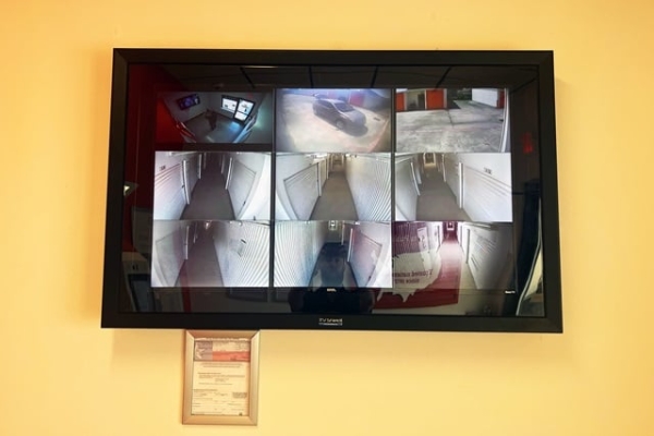 Facility photo: //images.sparefoot.com/medium/213729689de13d94b19.jpg
