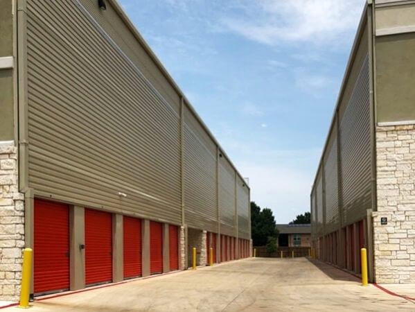 Facility photo: //images.sparefoot.com/medium/21373069e386957fe18.jpg